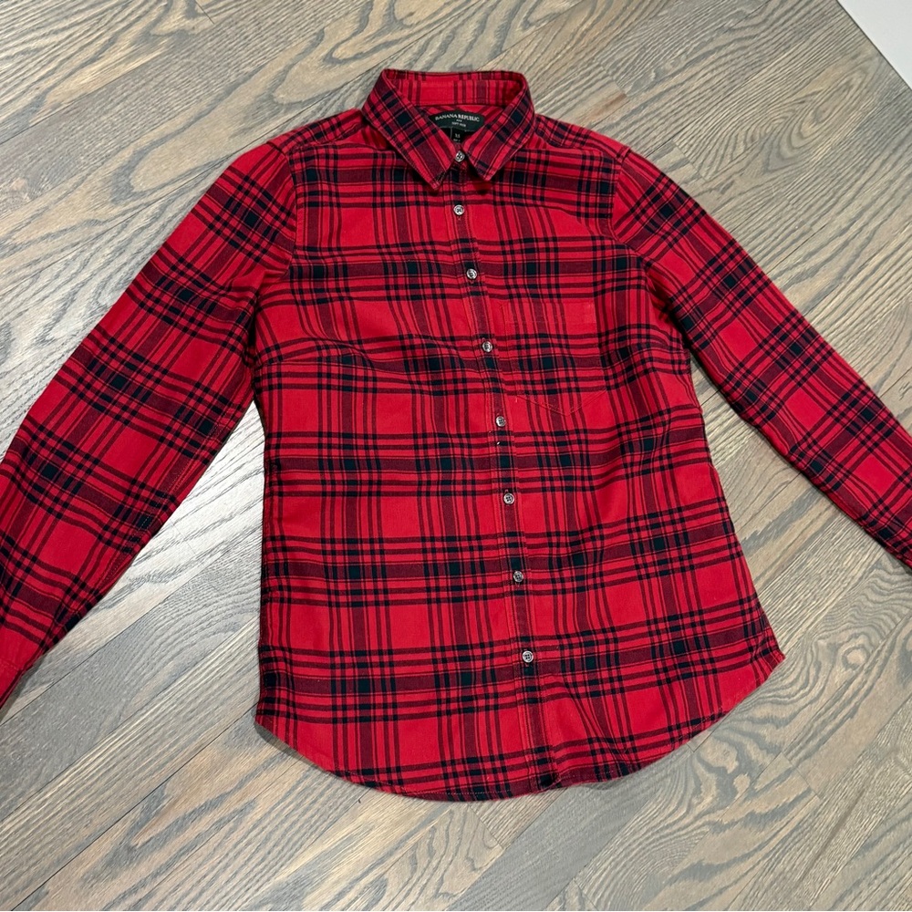 Banana Republic Red and Black Plaid Women's Shirt